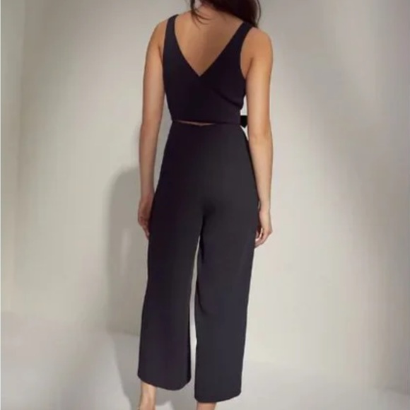 LAST CHANCE Wilfred Aritzia Ecoulement V Jumpsuit - Picture 2 of 11